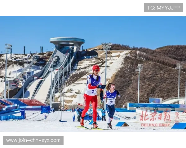 滑雪选手雪杖折断用手撑却不掉速
